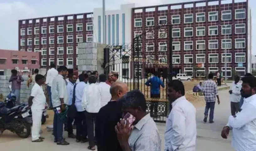 AP के तीन जिलों की अदालतों को बम से उड़ाने की धमकी AP के तीन जिलों की अदालतों को बम से उड़ाने की धमकी
