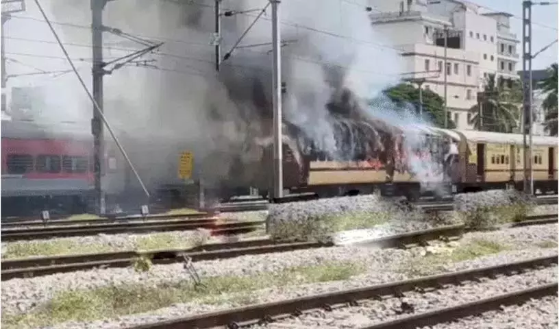 Tirupati Express में बड़ा हादसा बाल-बाल बचा, स्टाफ ने आग बुझाई Tirupati Express में बड़ा हादसा बाल-बाल बचा, स्टाफ ने आग बुझाई
