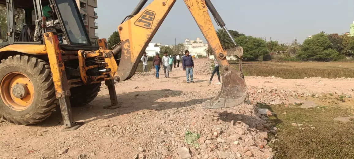 मोवा में 7 एकड़ की अवैध प्लाटिंग पर चला JCB मोवा में 7 एकड़ की अवैध प्लाटिंग पर चला JCB