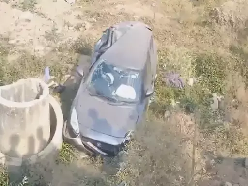 डॉक्टर ने ट्रैफिक से बचने कच्ची रास्ते में दौड़ाई कार, पलटने से घायल डॉक्टर ने ट्रैफिक से बचने कच्ची रास्ते में दौड़ाई कार, पलटने से घायल