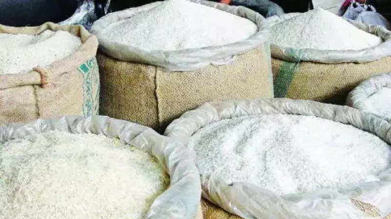 छापेमारी में PDS चावल, रेत के उल्लंघन का खुलासा छापेमारी में PDS चावल, रेत के उल्लंघन का खुलासा