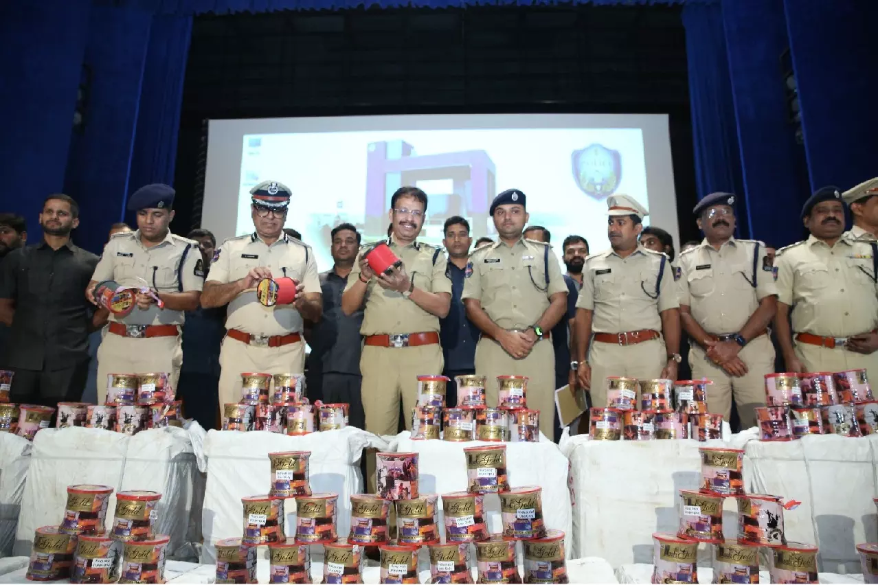 Hyderabad पुलिस ने 1.24 करोड़ रुपये का चीनी मांझा जब्त किया, 143 लोग गिरफ्तार Hyderabad पुलिस ने 1.24 करोड़ रुपये का चीनी मांझा जब्त किया, 143 लोग गिरफ्तार