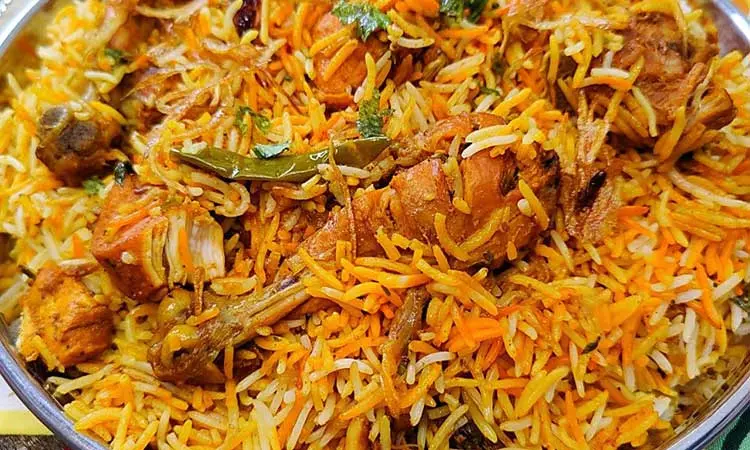 बिरयानी का लालच दिखाकर आवारा कुत्तों को पकड़ने की कवायद बिरयानी का लालच दिखाकर आवारा कुत्तों को पकड़ने की कवायद