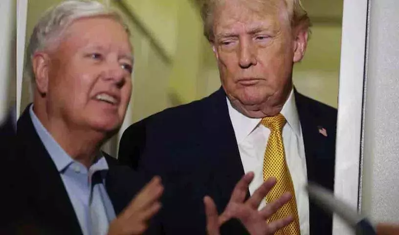 Trump ने रूस के साथ तेल व्यापार के लिए भारत पर 500% टैरिफ लगाने की धमकी देने वाले बिल को मंज़ूरी दी Trump ने रूस के साथ तेल व्यापार के लिए भारत पर 500% टैरिफ लगाने की धमकी देने वाले बिल को मंज़ूरी दी