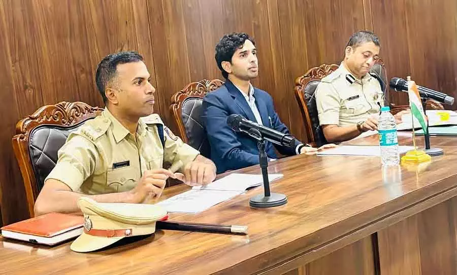 ऑटोरिक्शा मीटर लगाना अनिवार्य है: DC Mohammad Roshan ऑटोरिक्शा मीटर लगाना अनिवार्य है: DC Mohammad Roshan