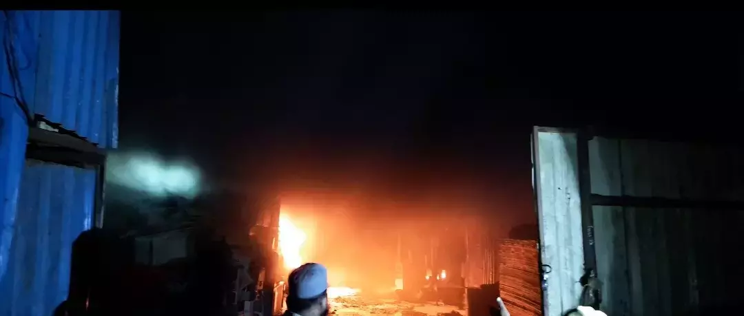 Musheerabad के स्क्रैप गोदाम में भीषण आग लग गई Musheerabad के स्क्रैप गोदाम में भीषण आग लग गई