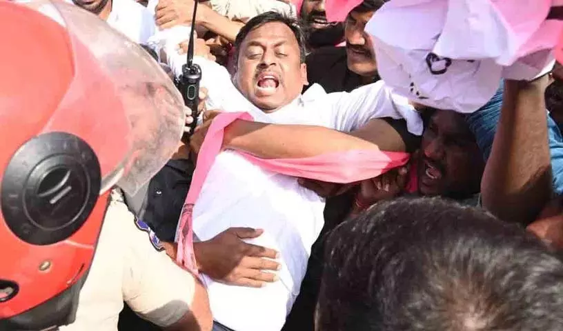 बंकर बेड घोटाले पर धरना, BRSV नेता गिरफ्तार बंकर बेड घोटाले पर धरना, BRSV नेता गिरफ्तार