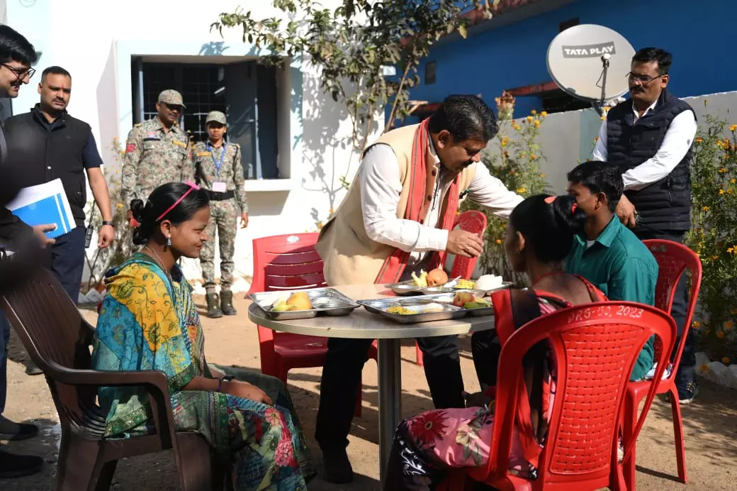 पुनर्वासित युवाओं के साथ गृहमंत्री विजय शर्मा ने किया नाश्ता पुनर्वासित युवाओं के साथ गृहमंत्री विजय शर्मा ने किया नाश्ता