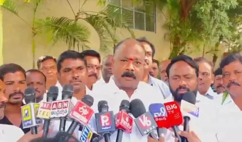 पालकुर्ती कांग्रेस नेताओं ने MLA यशश्विनी रेड्डी और उनकी सास पर निशाना साधा पालकुर्ती कांग्रेस नेताओं ने MLA यशश्विनी रेड्डी और उनकी सास पर निशाना साधा