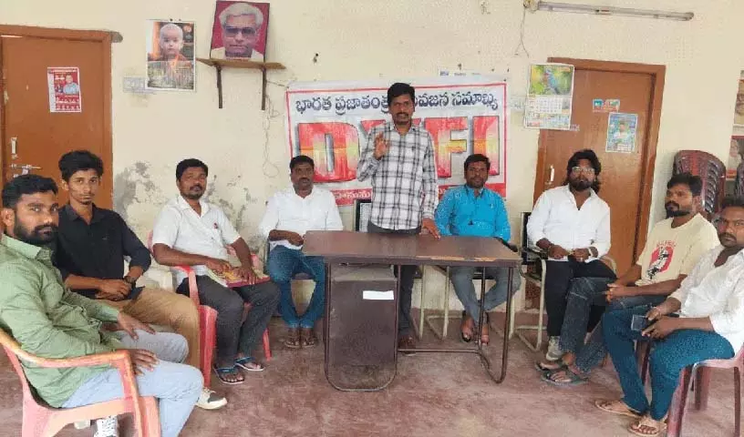 DYFI के अध्यक्ष कोटा रमेश ने नौकरी के वादों को लेकर कांग्रेस सरकार की आलोचना की DYFI के अध्यक्ष कोटा रमेश ने नौकरी के वादों को लेकर कांग्रेस सरकार की आलोचना की