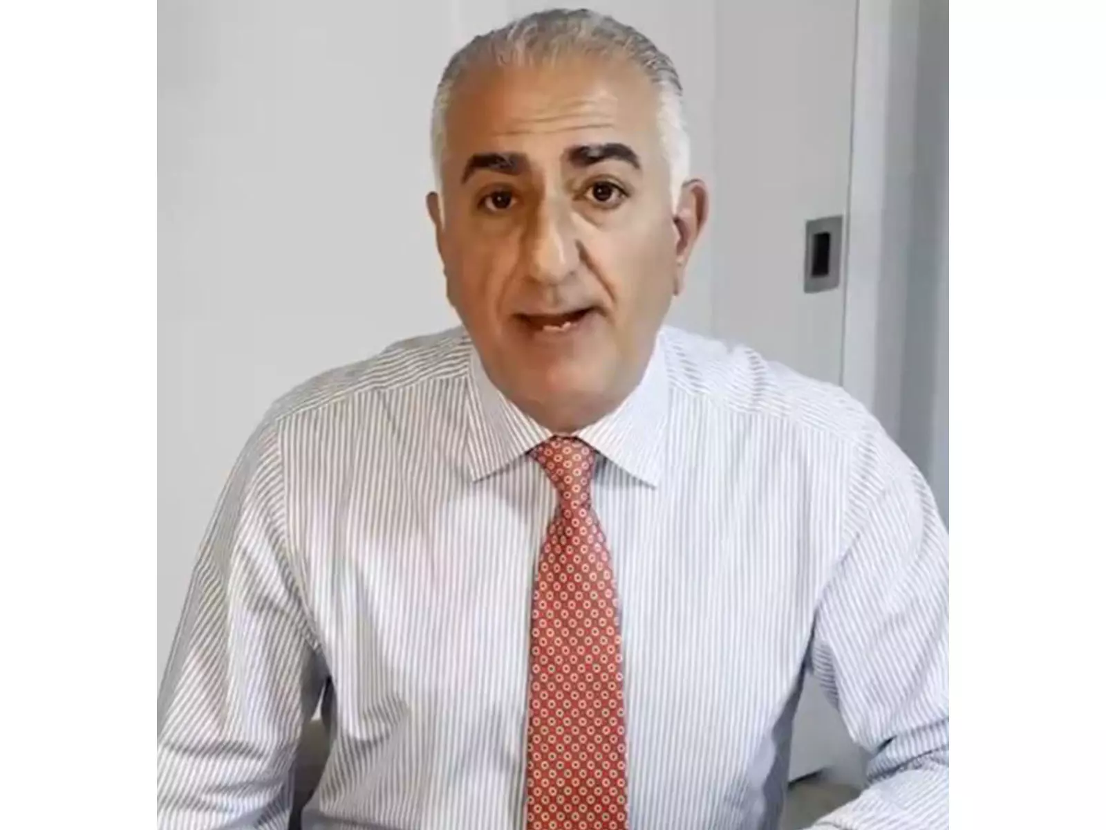 निर्वासित ईरानी क्राउन प्रिंस Reza Pahlavi ने विरोध प्रदर्शनों की सराहना की, सड़कों पर उतरने का आह्वान किया निर्वासित ईरानी क्राउन प्रिंस Reza Pahlavi ने विरोध प्रदर्शनों की सराहना की, सड़कों पर उतरने का आह्वान किया