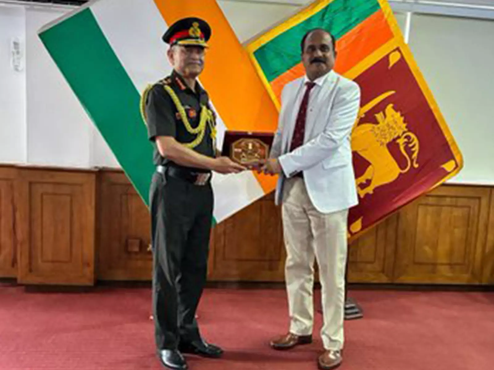 रक्षा प्रमुख Upendra Dwivedi ने श्रीलंकाई सेना कमांडर से द्विपक्षीय रक्षा सहयोग पर चर्चा की रक्षा प्रमुख Upendra Dwivedi ने श्रीलंकाई सेना कमांडर से द्विपक्षीय रक्षा सहयोग पर चर्चा की