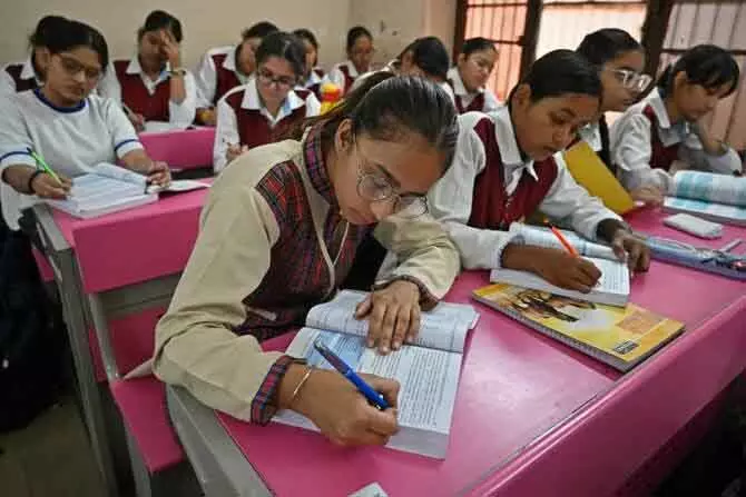 मजबूरी की क्लीनर: Education से मजदूरी तक मजबूरी की क्लीनर: Education से मजदूरी तक