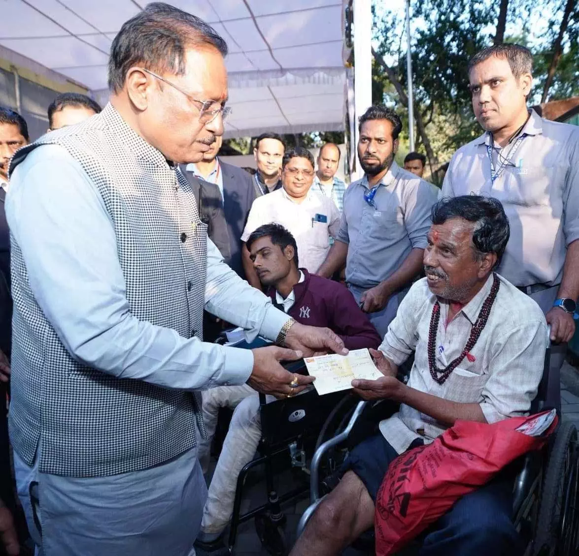 संवेदनशील शासन की मिसाल: जनदर्शन में CM साय ने मौके पर सुलझाईं समस्याएँ संवेदनशील शासन की मिसाल: जनदर्शन में CM साय ने मौके पर सुलझाईं समस्याएँ