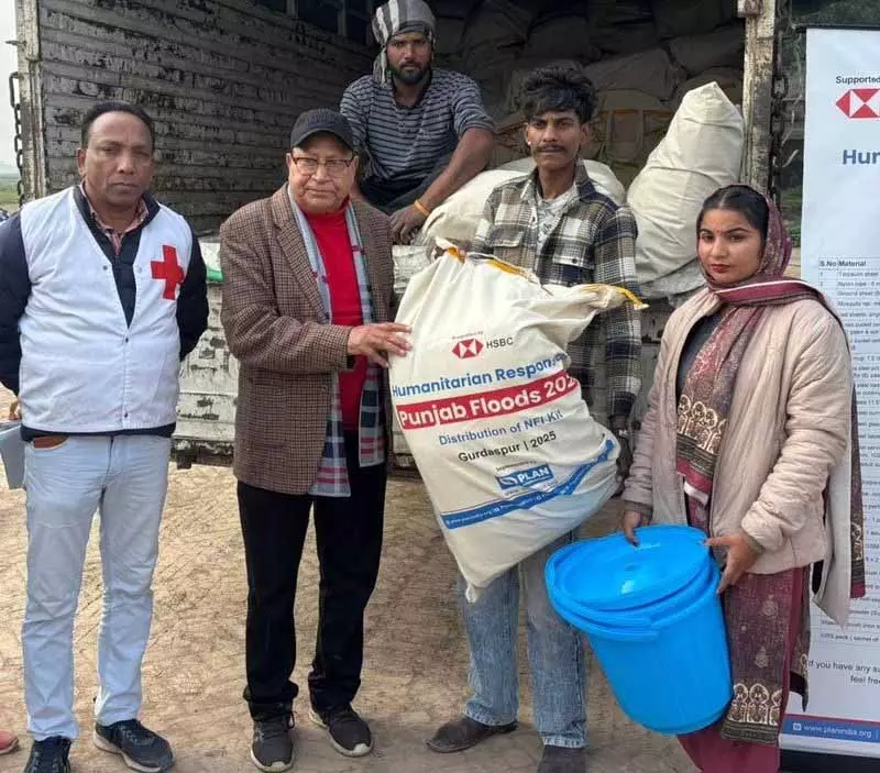 NGO ने गुरदासपुर में बाढ़ प्रभावित गांववालों को किट और टेंट बांटे NGO ने गुरदासपुर में बाढ़ प्रभावित गांववालों को किट और टेंट बांटे