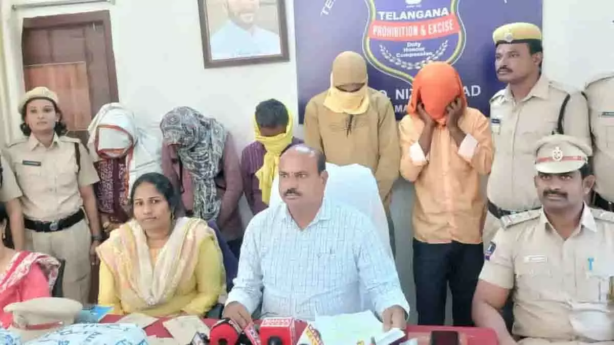 Telangana में दो अलग-अलग ड्रग्स मामलों में पुलिस ने 7 लोगों को गिरफ्तार किया Telangana में दो अलग-अलग ड्रग्स मामलों में पुलिस ने 7 लोगों को गिरफ्तार किया