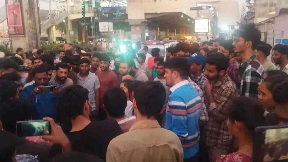 Hyderabad में बेरोज़गारों का विरोध प्रदर्शन, जॉब कैलेंडर को लेकर नारेबाजी Hyderabad में बेरोज़गारों का विरोध प्रदर्शन, जॉब कैलेंडर को लेकर नारेबाजी