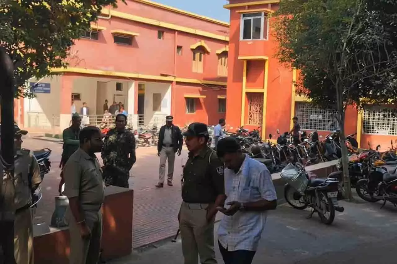 Sambalpur कोर्ट को बम से उड़ाने की धमकी, सुरक्षा बढ़ाई गई Sambalpur कोर्ट को बम से उड़ाने की धमकी, सुरक्षा बढ़ाई गई