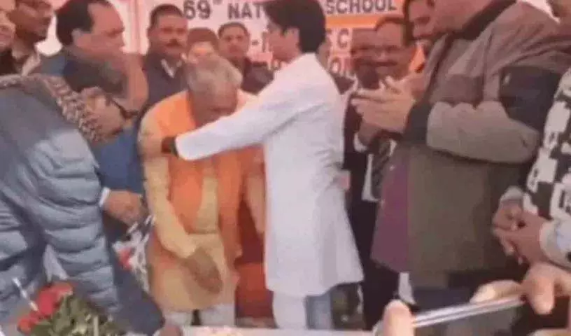73 साल के Senior BJP नेता ने ज्योतिरादित्य सिंधिया के बेटे के पैर छुए, वीडियो वायरल 73 साल के Senior BJP नेता ने ज्योतिरादित्य सिंधिया के बेटे के पैर छुए, वीडियो वायरल