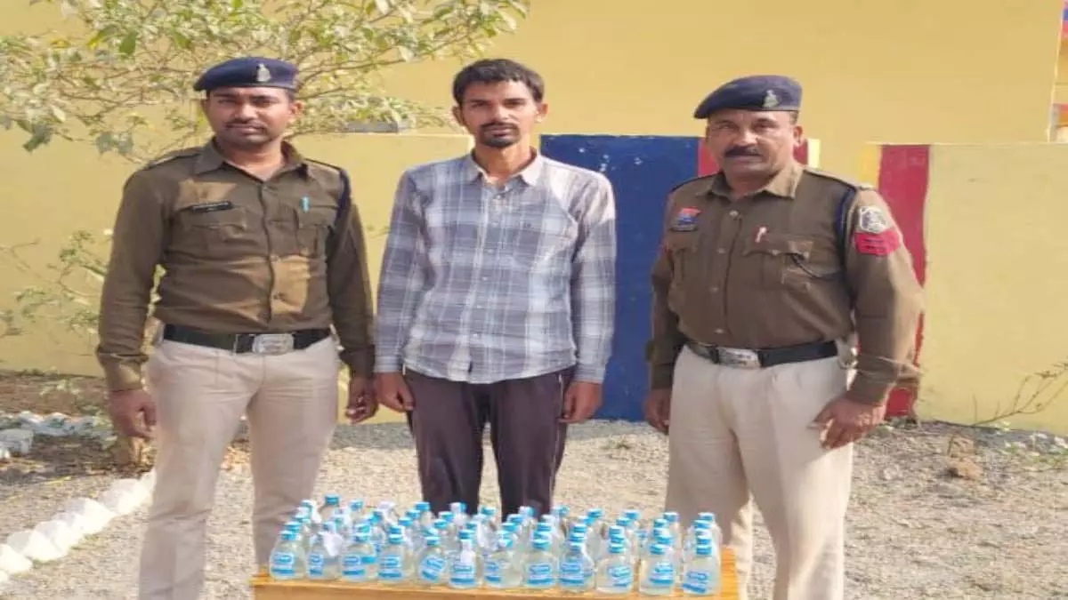 युवा नेता सहित दो अवैध शराब कारोबारी गिरफ्तार, 104 पाव शराब जब्त युवा नेता सहित दो अवैध शराब कारोबारी गिरफ्तार, 104 पाव शराब जब्त