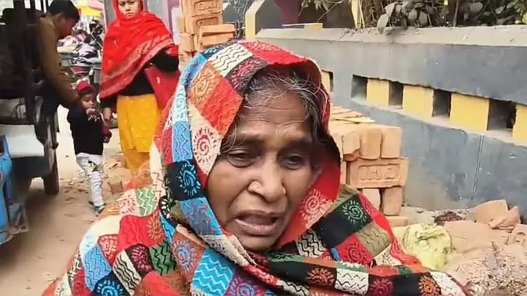 Property हड़पने के बाद बेटे ने बुजुर्ग मां को पीटा और घर से निकाल दिया Property हड़पने के बाद बेटे ने बुजुर्ग मां को पीटा और घर से निकाल दिया