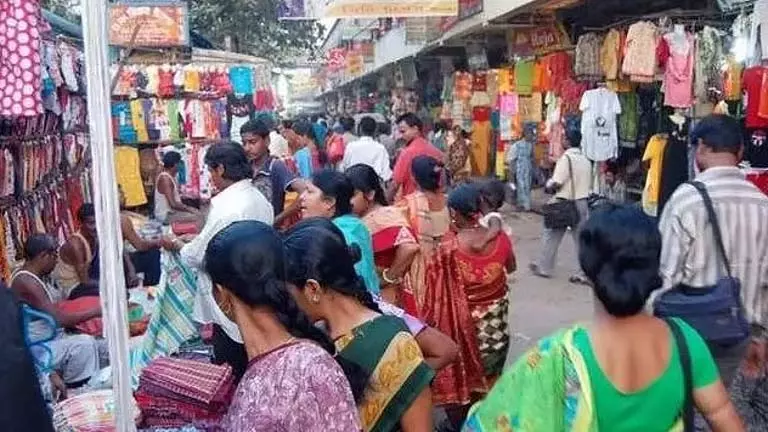 Police धीरे-धीरे फुटपाथ से अतिक्रमण हटाएगी Police धीरे-धीरे फुटपाथ से अतिक्रमण हटाएगी