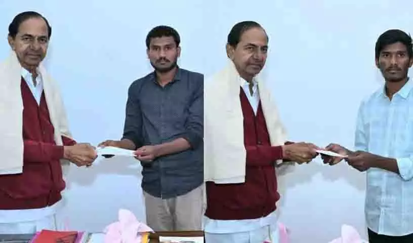 KCR ने एर्रावेल्ली के छात्रों को वित्तीय सहायता दी KCR ने एर्रावेल्ली के छात्रों को वित्तीय सहायता दी