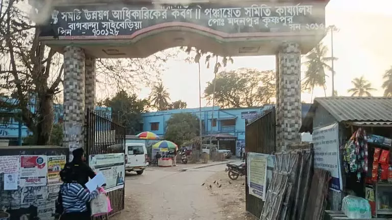 बारासात में SIR सुनवाई का इंतज़ार करते हुए हार्ट अटैक से आदमी की मौत बारासात में SIR सुनवाई का इंतज़ार करते हुए हार्ट अटैक से आदमी की मौत