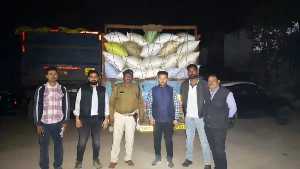 CG: अवैध धान परिवहन रोकने सख्त जांच, 150 कट्टी धान जब्त CG: अवैध धान परिवहन रोकने सख्त जांच, 150 कट्टी धान जब्त