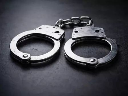 पत्नी की शिकायत पर पति गिरफ्तार, बिस्तर के नीचे मिली देसी पिस्तौल पत्नी की शिकायत पर पति गिरफ्तार, बिस्तर के नीचे मिली देसी पिस्तौल