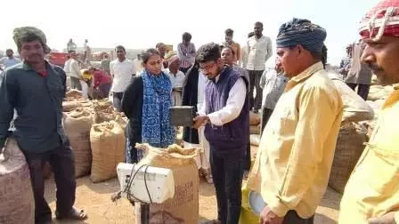 धान खरीदी में लापरवाही पर बड़ा एक्शन, चार कर्मचारी निलंबित धान खरीदी में लापरवाही पर बड़ा एक्शन, चार कर्मचारी निलंबित