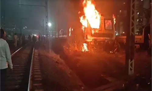 Mumbai: लोकल ट्रेन में लगी भीषण आग, मची अफरा-तफरी Mumbai: लोकल ट्रेन में लगी भीषण आग, मची अफरा-तफरी