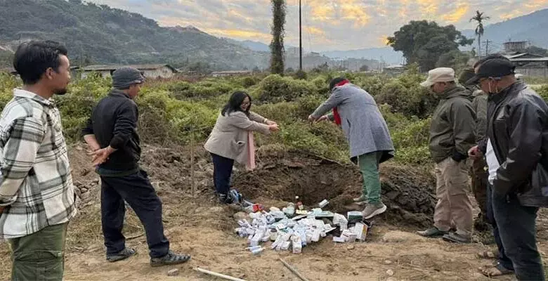 Arunachal: दापोरिजो शहर में छापेमारी के दौरान एक्सपायर्ड दवाएं जब्त की गईं Arunachal: दापोरिजो शहर में छापेमारी के दौरान एक्सपायर्ड दवाएं जब्त की गईं
