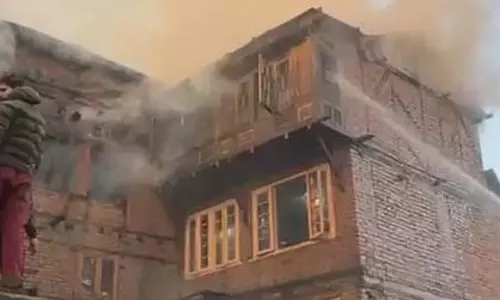 Jammu Kashmir: दो रिहायशी घरों में लगी भीषण आग, चीख-पुकार Jammu Kashmir: दो रिहायशी घरों में लगी भीषण आग, चीख-पुकार