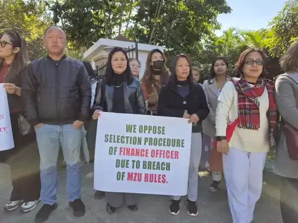 Aizawl: वाइस चांसलर के गलत कदम उठाने के दावों पर मिजोरम यूनिवर्सिटी में विरोध प्रदर्शन Aizawl: वाइस चांसलर के गलत कदम उठाने के दावों पर मिजोरम यूनिवर्सिटी में विरोध प्रदर्शन