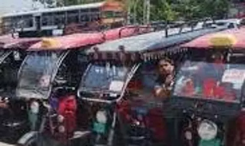 Bahraich: वाहन चेकिंग अभियान, 15 ई-रिक्शा सीज व हुआ चालान
