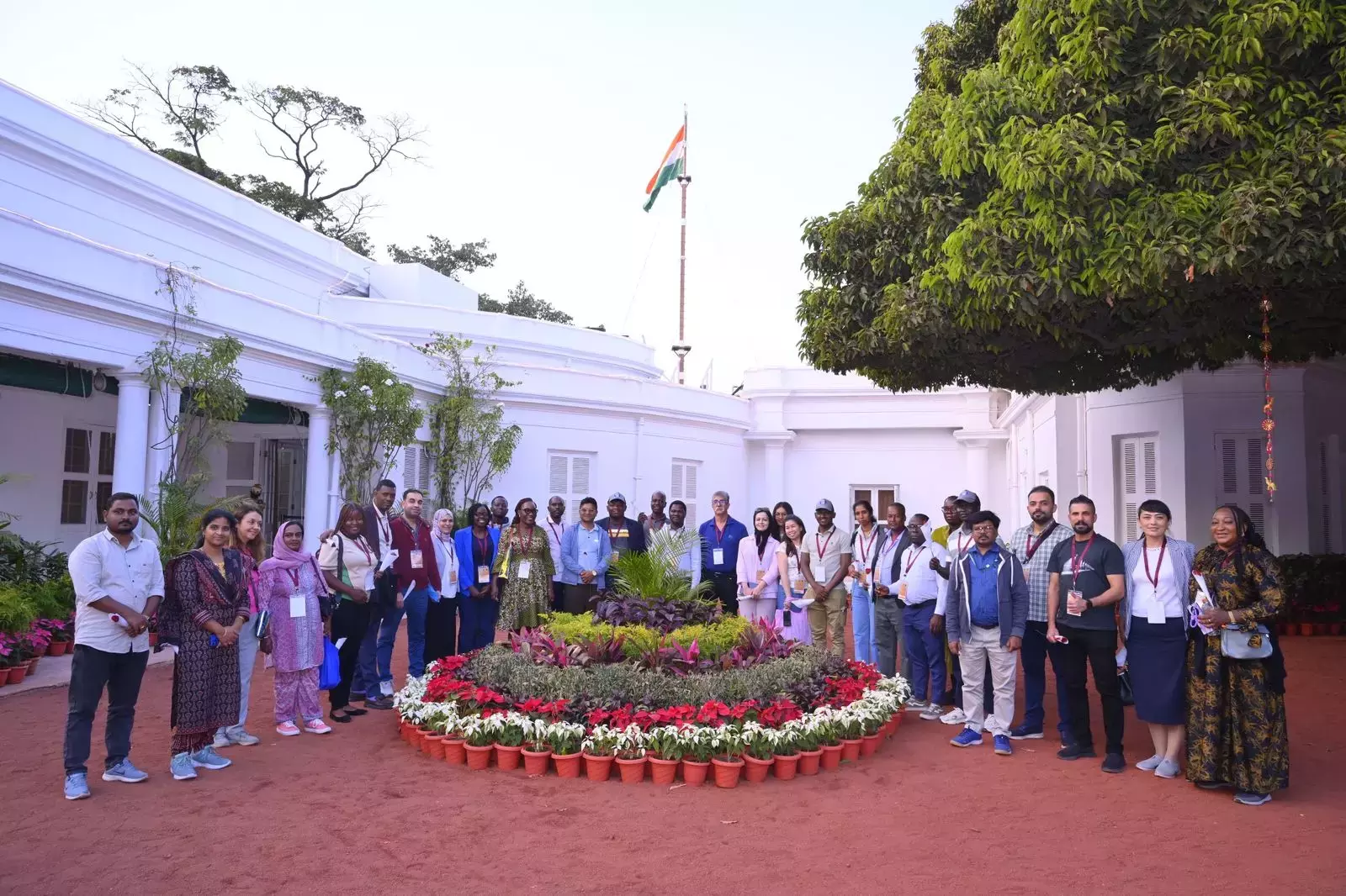 विदेशी प्रतिनिधियों ने राष्ट्रपति निलयम में कृषि बागवानी Expo का दौरा किया
