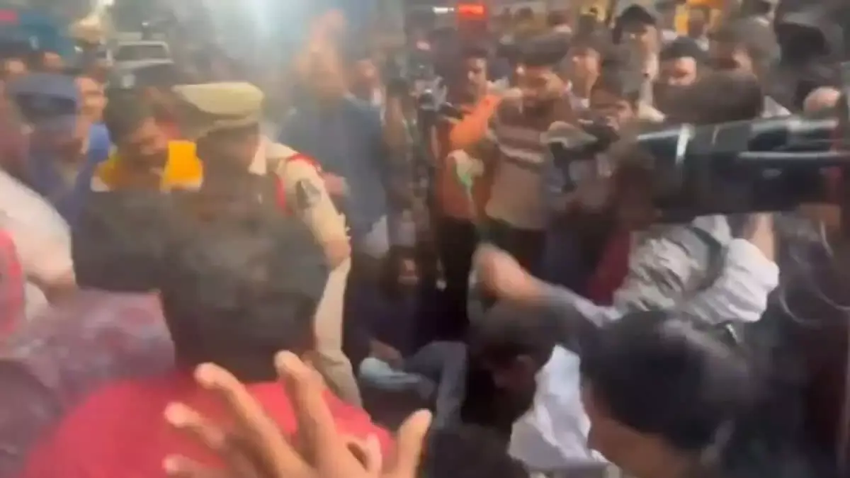 Hyderabad: अशोक नगर में जॉब कैलेंडर को लेकर युवाओं का प्रदर्शन Hyderabad: अशोक नगर में जॉब कैलेंडर को लेकर युवाओं का प्रदर्शन