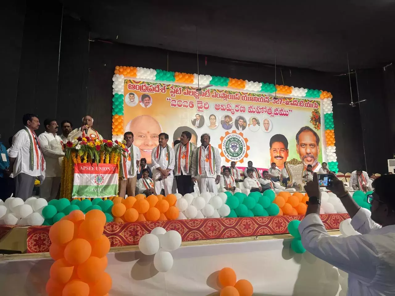INTUC प्रमुख ने AP बिजली कर्मचारी यूनियन की डायरी का अनावरण किया INTUC प्रमुख ने AP बिजली कर्मचारी यूनियन की डायरी का अनावरण किया