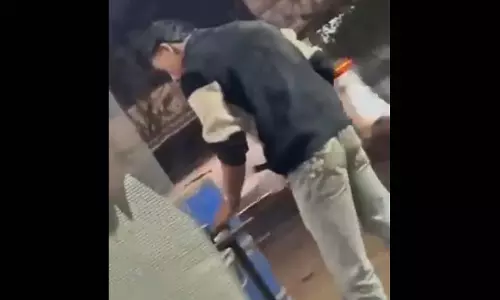 OMG! कारीगर की घिनौनी हरकत कैमरे में कैद, थूक कर रोटी सेंकने का मामला OMG! कारीगर की घिनौनी हरकत कैमरे में कैद, थूक कर रोटी सेंकने का मामला