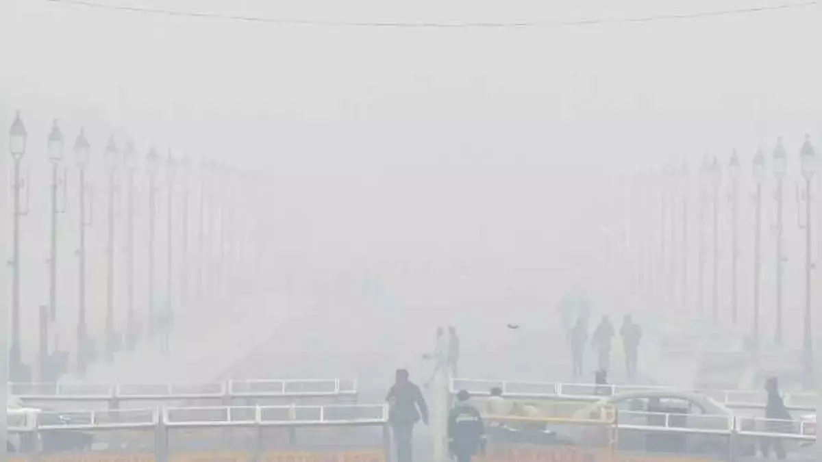 दिल्ली-NCR में कड़ाके की ठंड के बीच अचानक बारिश, तापमान और गिरेगा