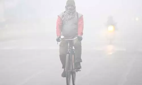 एनसीआर में प्रदूषण और कड़ाके की ठंड की दोहरी मार, जहरीली हवा में सांस लेने को मजबूर लोग एनसीआर में प्रदूषण और कड़ाके की ठंड की दोहरी मार, जहरीली हवा में सांस लेने को मजबूर लोग