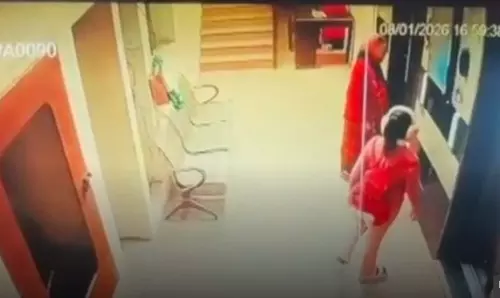 लिफ्ट में चेन स्नैचिंग की कोशिश...सोसायटी में हड़कंप, VIDEO लिफ्ट में चेन स्नैचिंग की कोशिश...सोसायटी में हड़कंप, VIDEO
