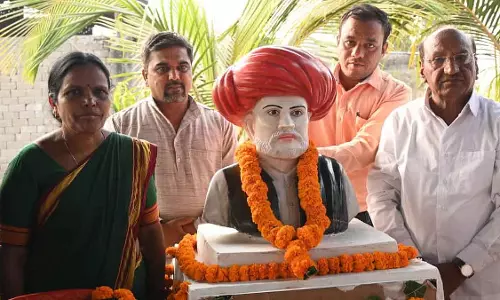 Latur में महात्मा ज्योतिराव फुले की आधी साइज़ की मूर्ति का अनावरण किया गया Latur में महात्मा ज्योतिराव फुले की आधी साइज़ की मूर्ति का अनावरण किया गया