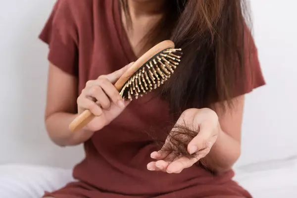Health: बाल झड़ने की बड़ी वजह बन रही गलत डाइट