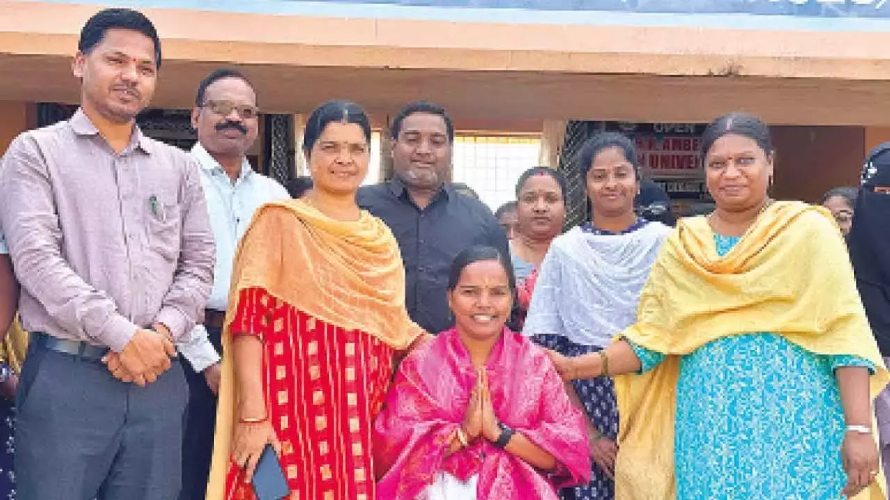 Telangana: सरपंच का चुनाव जीतने के बाद कॉलेज लौटा छात्र Telangana: सरपंच का चुनाव जीतने के बाद कॉलेज लौटा छात्र