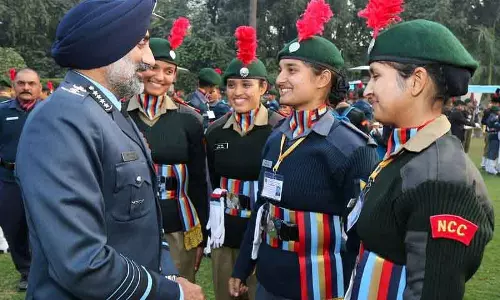 NCC कैडेट्स ने भारतीय वायु सेना प्रमुख से मुलाकात की NCC कैडेट्स ने भारतीय वायु सेना प्रमुख से मुलाकात की