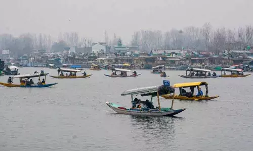 डल झील में बर्फीली ठंड, हरियाणा-पंजाब-Delhi में पारा गिरा
