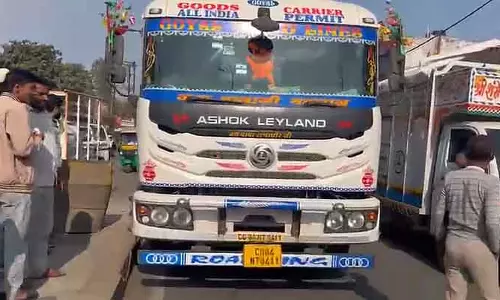 Indore : कैट रोड पर ट्रक ड्राइवर को दौरा पड़ा, हादसा टला Indore : कैट रोड पर ट्रक ड्राइवर को दौरा पड़ा, हादसा टला