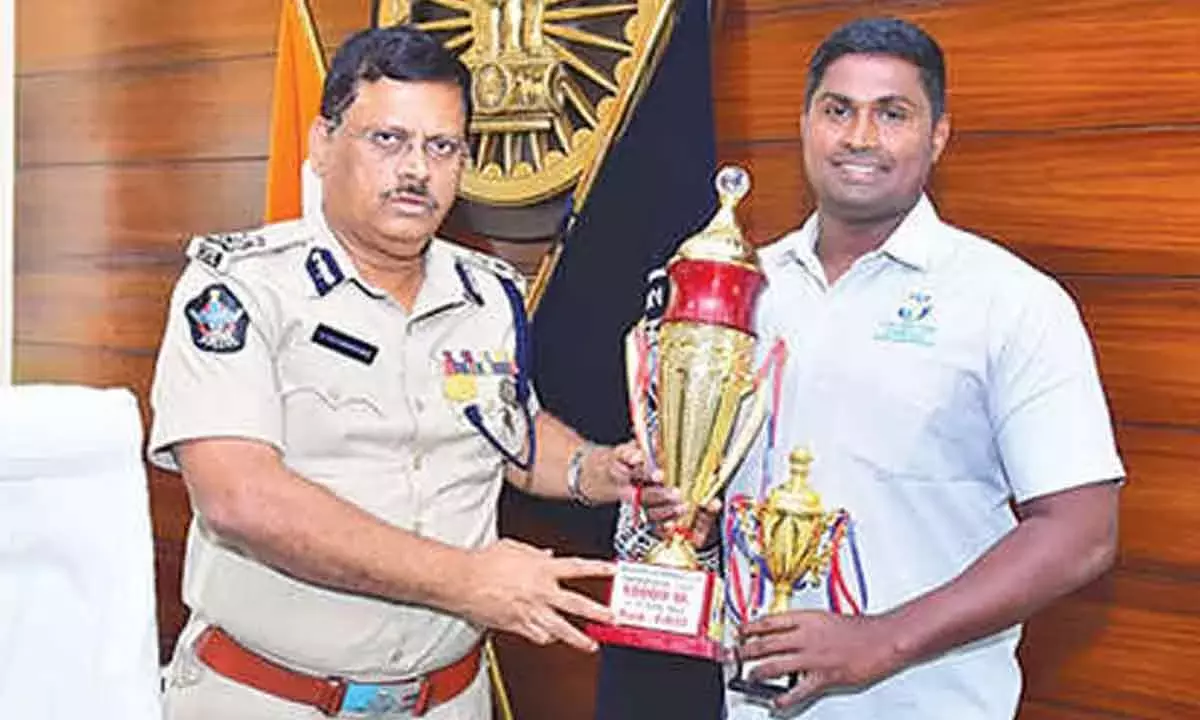 Andhra: पुलिस आयुक्त ने पुलिस तैराक तुलसी चैतन्य की पीठ थपथपाई Andhra: पुलिस आयुक्त ने पुलिस तैराक तुलसी चैतन्य की पीठ थपथपाई